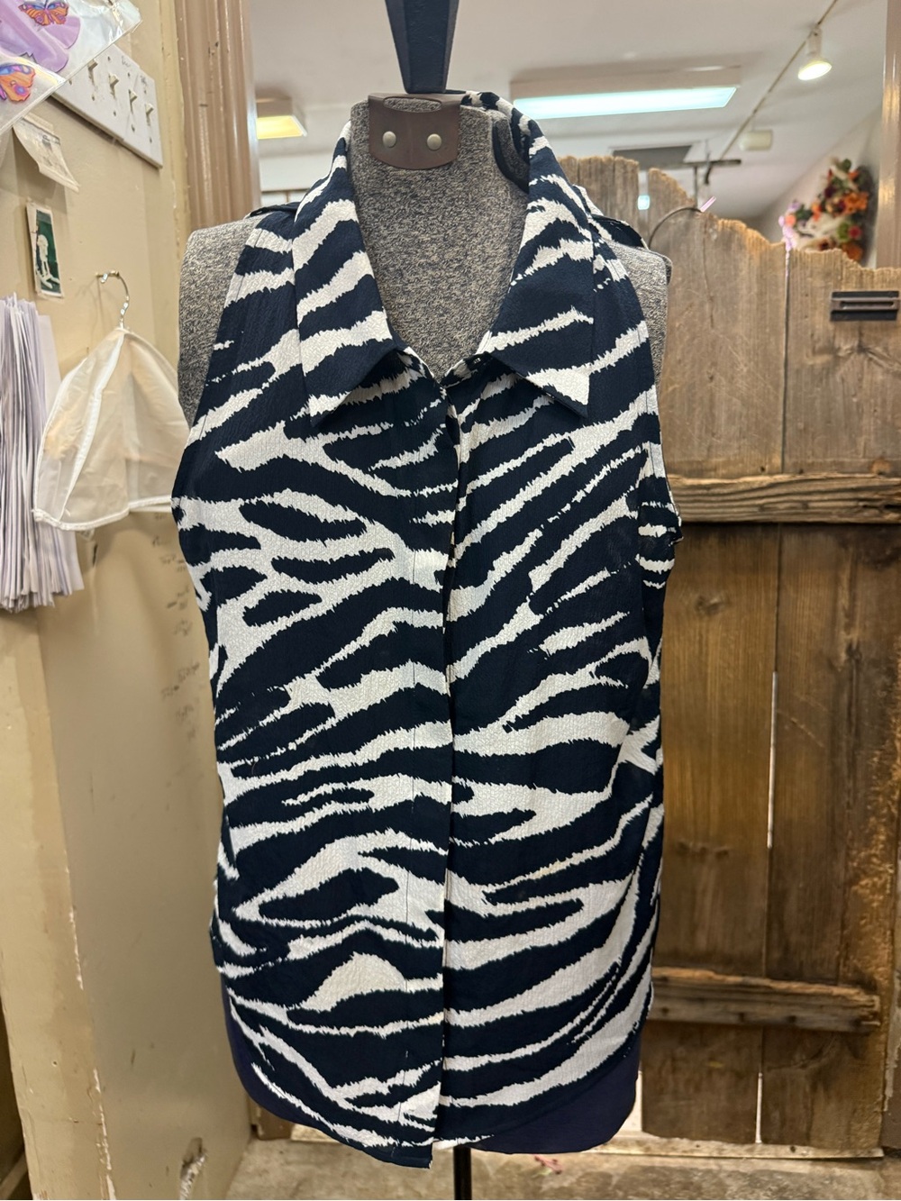 Calvin Klein Black & White Zebra-Print Sleeveless Button-Front Blouse